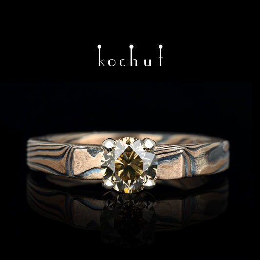 Kaiserin Kojun — Mokume-Ring aus Rotgold, Weißgold, graviertem und oxidiertem Silber mit Diamant