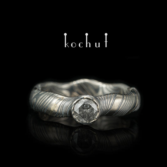 Polarlichter — Mokume-Ring aus Palladium-Gold und graviertem, oxidiertem Silber mit Diamant