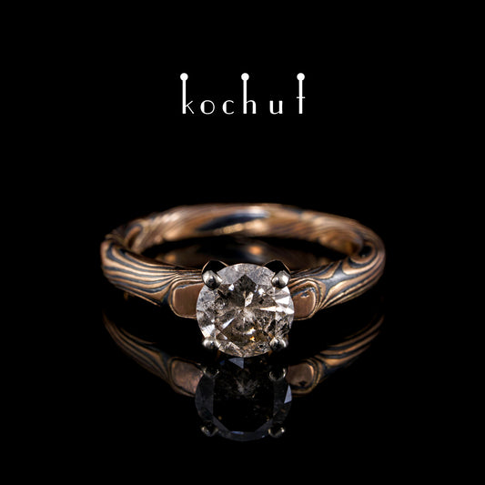 Kaiserin Kojun — Mokume-Ring aus Rotgold, Weißgold, graviertem und oxidiertem Silber mit einem braunen Diamanten
