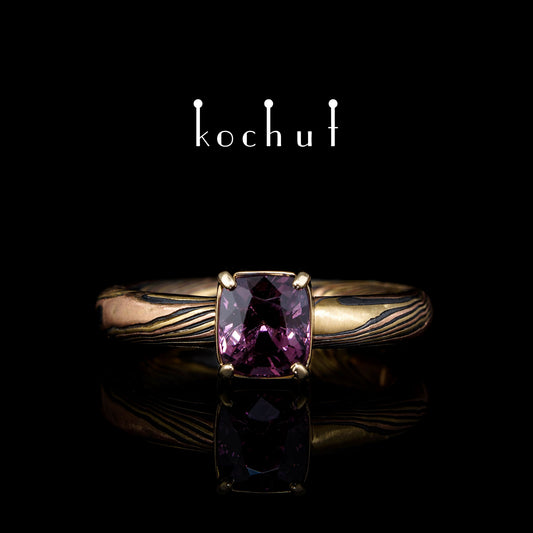 Haiku — Mokume-Ring aus Rot- und Gelbgold, graviertes und oxidiertes Silber mit Pink-Spinel