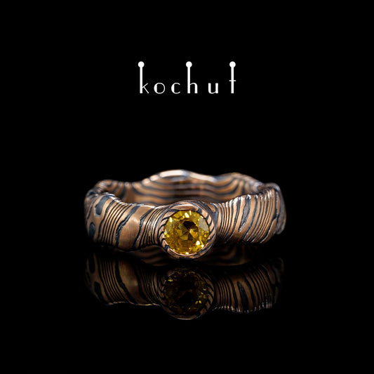 Polarlichter — Mokume-Ring aus geätztem und oxidiertem Silber und Rotgold mit gelbem Saphir