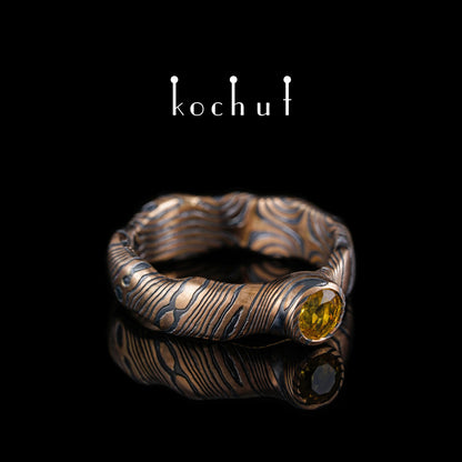 Polarlichter — Mokume-Ring aus geätztem und oxidiertem Silber und Rotgold mit gelbem Saphir