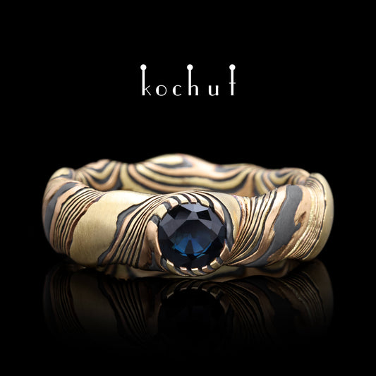 Polarlichter — Mokume-Ring aus Rot- und Gelbgold sowie graviertem und oxidiertem Silber mit blauer Saphir