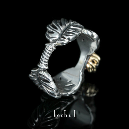 Umarmung der Liane — Ring aus oxidiertem Silber und Gelbgold mit Saphir
