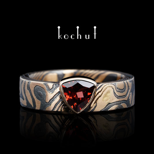 Seishi — Mokume-Ring aus Rotgold mit graviertem und oxidiertem Silber sowie Granat