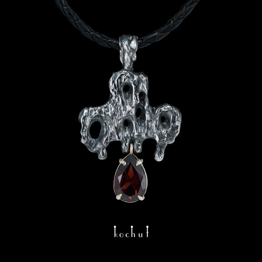 Memento mori — Kreuz aus oxidiertem Silber und Gelbgold mit einem Granat