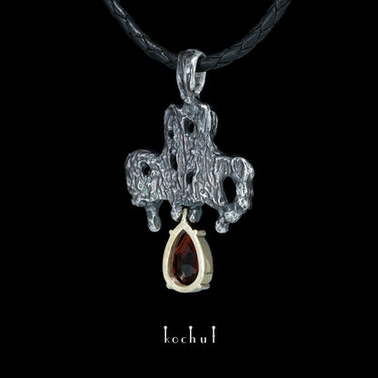 Memento mori — Kreuz aus oxidiertem Silber und Gelbgold mit einem Granat