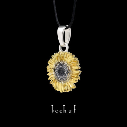 Blume der Sonne — Anhänger aus oxidiertem Silber und Vergoldung