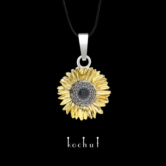 Blume der Sonne — Anhänger aus oxidiertem Silber und Vergoldung