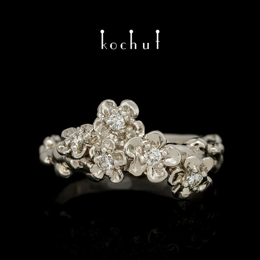 Florale Tiara — Ring aus Weißgold mit Diamanten