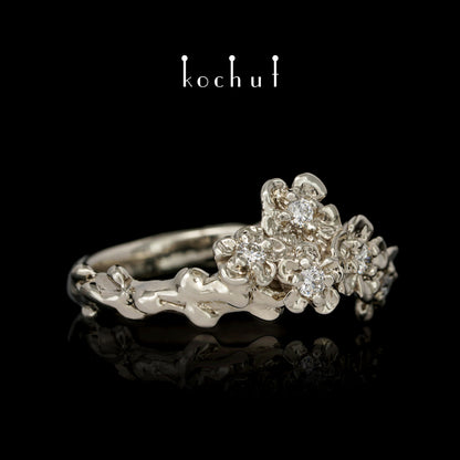 Florale Tiara — Ring aus Weißgold mit Diamanten