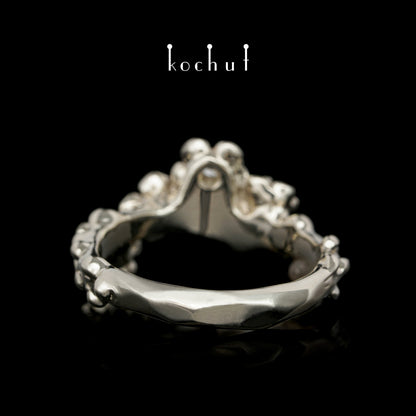 Florale Tiara — Ring aus Weißgold mit Diamanten