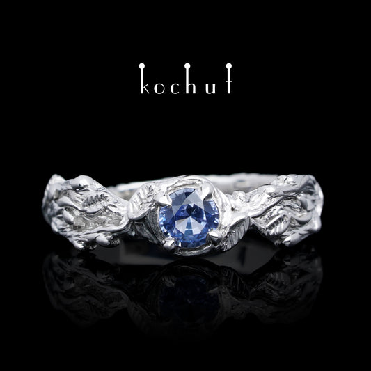 Sprossen — silberner Ring mit Kornblumen-Saphir, beschichtet mit Weißgoldrhodiumm.