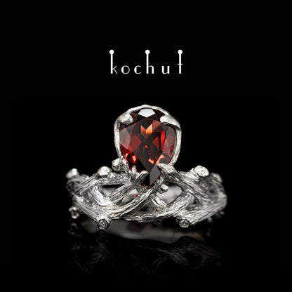 Galadriel — silberner Ring mit Granat, beschichtet mit weißem Rhodium