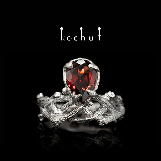 Galadriel — silberner Ring mit Granat, beschichtet mit weißem Rhodium