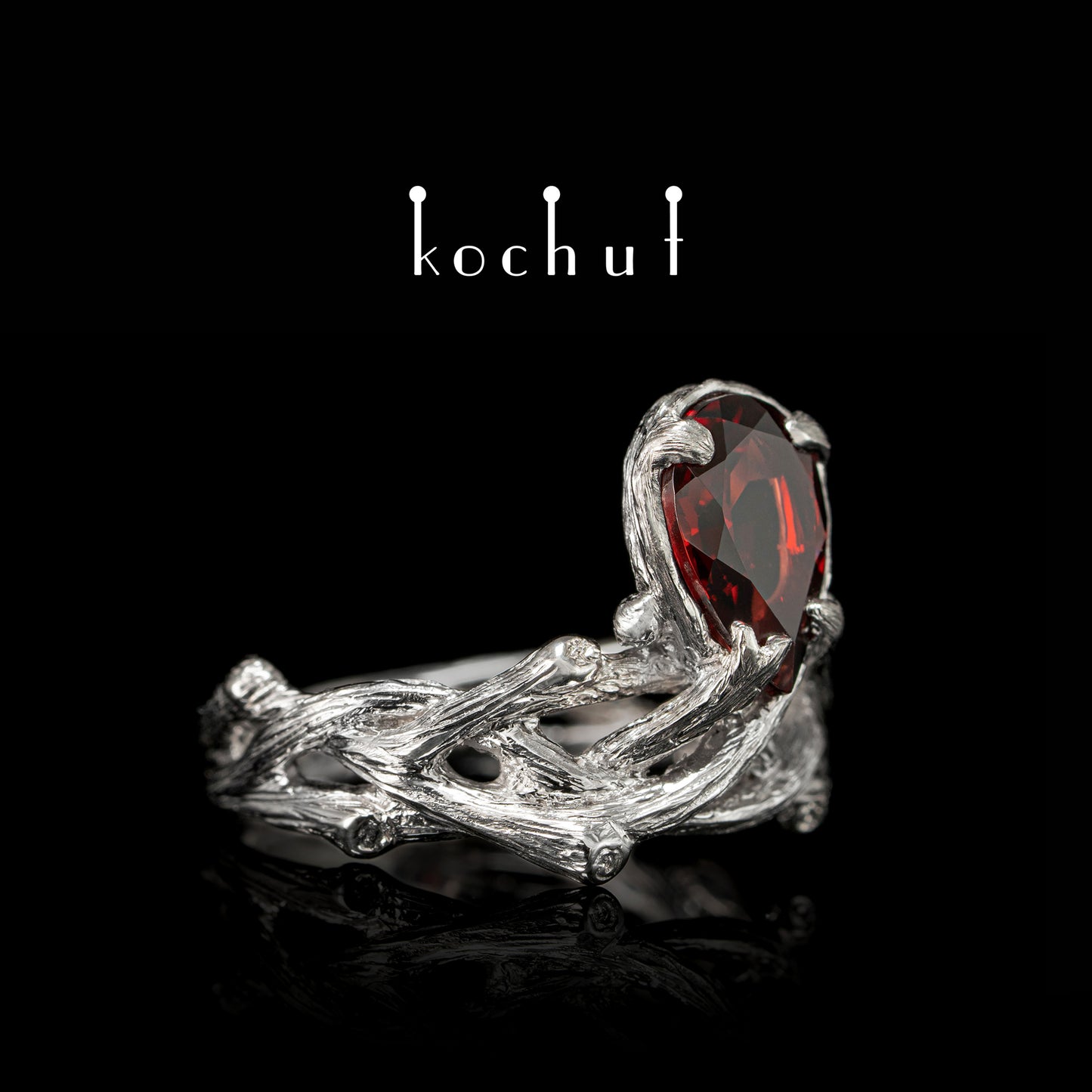 Galadriel — silberner Ring mit Granat, beschichtet mit weißem Rhodium