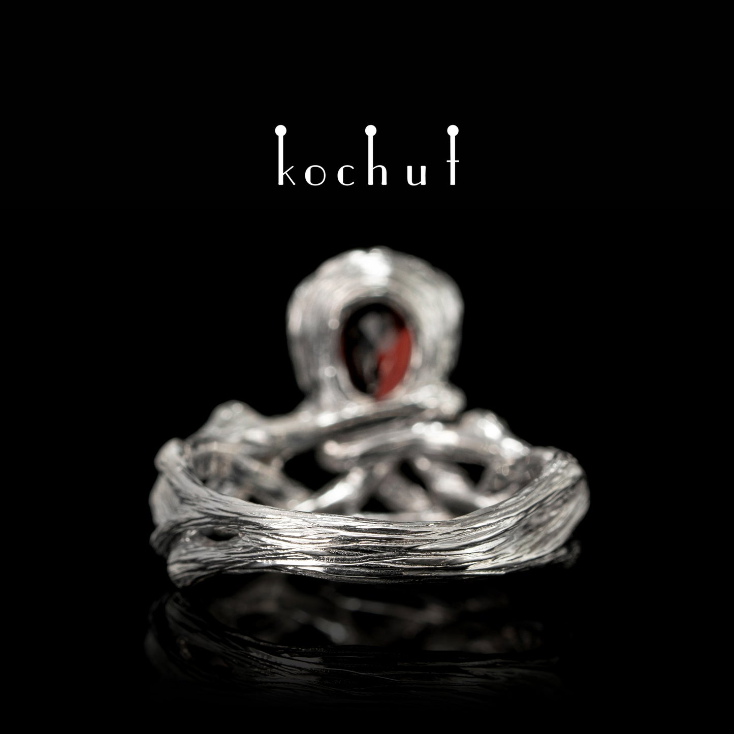 Galadriel — silberner Ring mit Granat, beschichtet mit weißem Rhodium