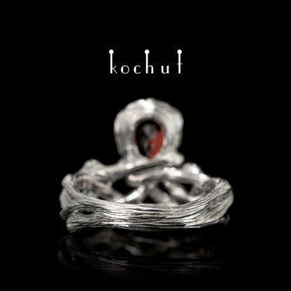 Galadriel — silberner Ring mit Granat, beschichtet mit weißem Rhodium