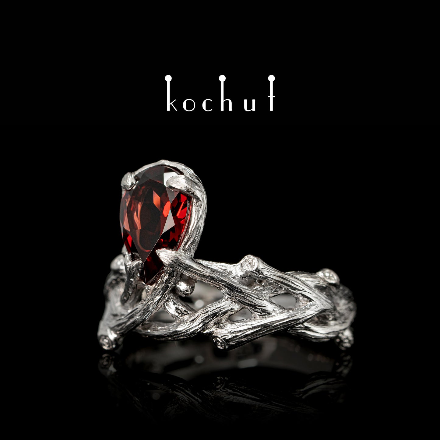 Galadriel — silberner Ring mit Granat, beschichtet mit weißem Rhodium