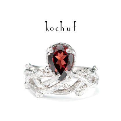 Galadriel — silberner Ring mit Granat, beschichtet mit weißem Rhodium