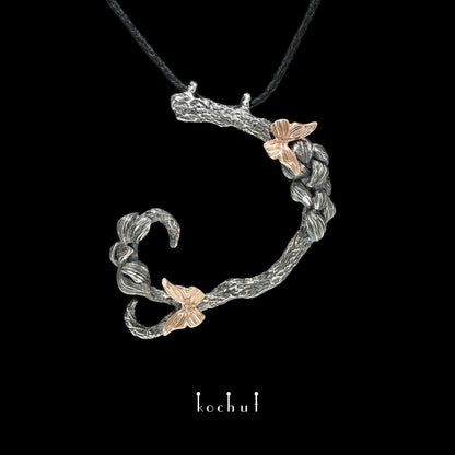 Schmetterling des Lichts — Anhänger aus oxidiertem Silber und Rotgold