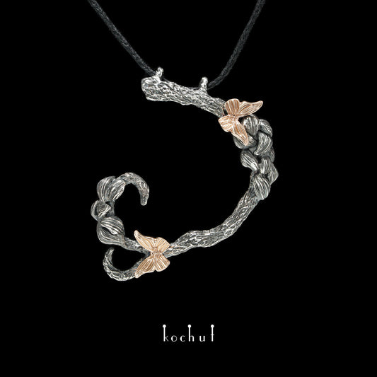 Schmetterling des Lichts — Anhänger aus oxidiertem Silber und Rotgold
