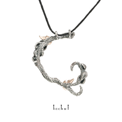 Schmetterling des Lichts — Anhänger aus oxidiertem Silber und Rotgold