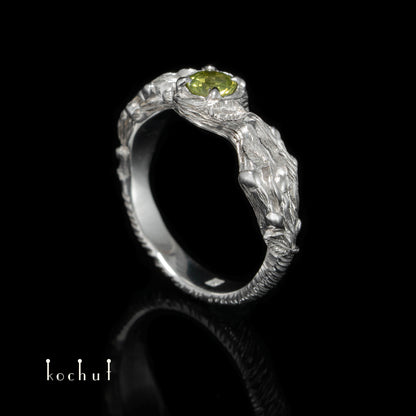 Sprossen — silberner Ring mit Chrysolith, überzogen mit weißem Rhodium