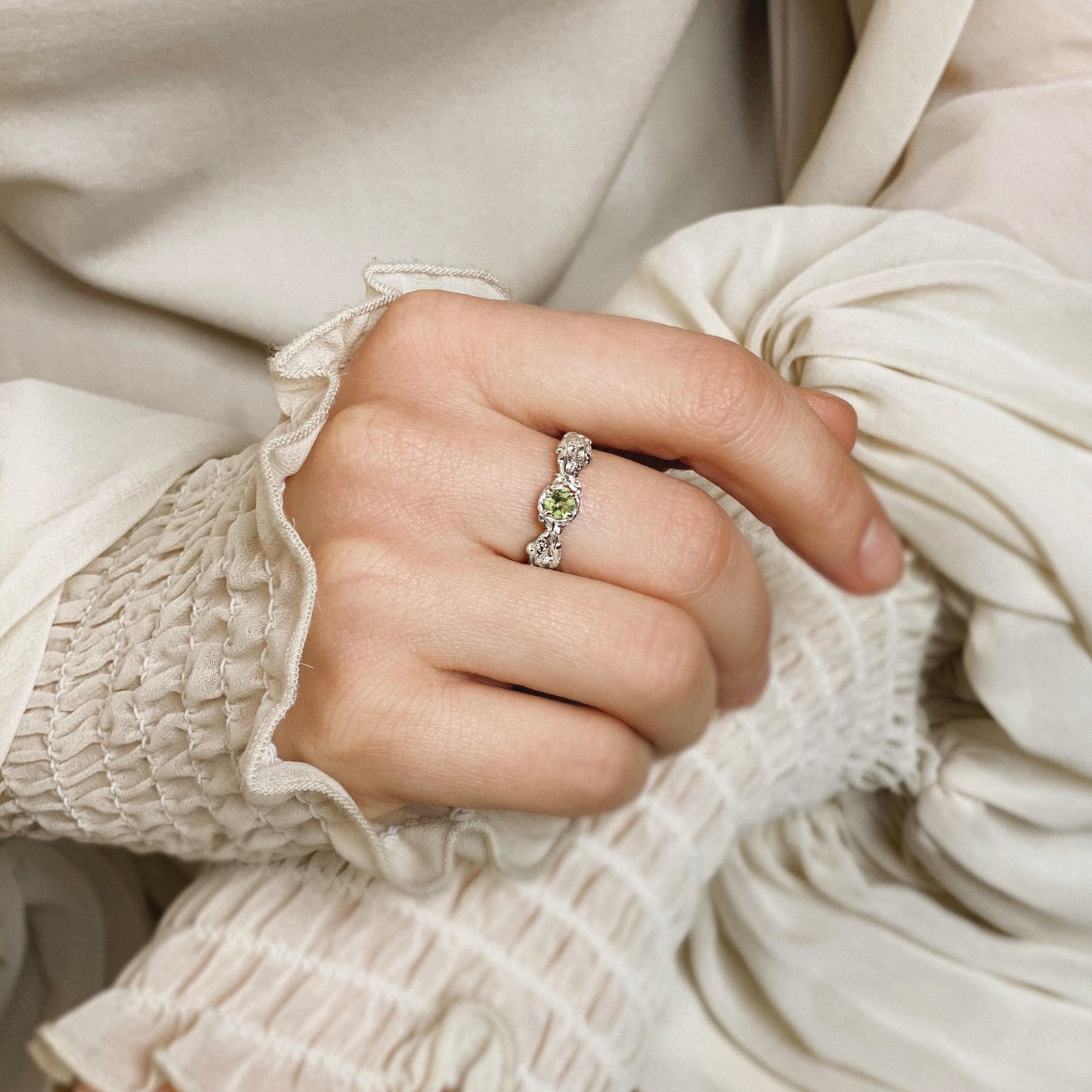 Sprossen — silberner Ring mit Chrysolith, überzogen mit weißem Rhodium