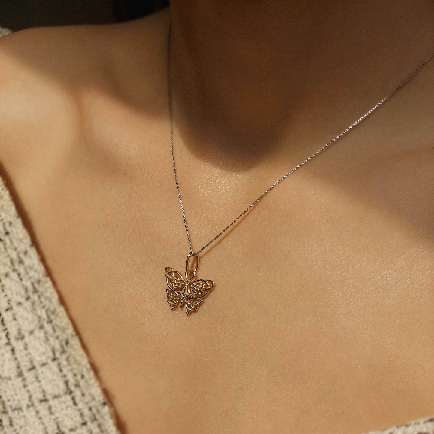 keltischer Schmetterling — Anhänger aus Gelbgold