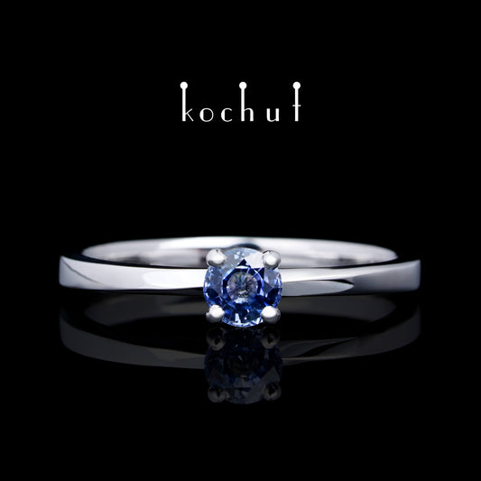 Mein Inspiration — Weißgold-Verlobungsring mit Kornblumen-Saphir, überzogen mit weißem Rhodium