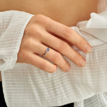 Mein Inspiration — Weißgold-Verlobungsring mit Kornblumen-Saphir, überzogen mit weißem Rhodium