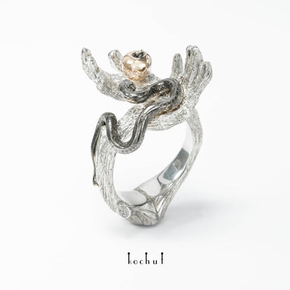 Verbotene Frucht — Ring aus Gelb-, Rotgold und Silber, überzogen mit schwarzem und weißem Rhodium