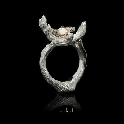 Verbotene Frucht — Ring aus Gelb-, Rotgold und Silber, überzogen mit schwarzem und weißem Rhodium