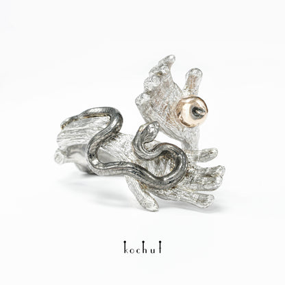 Verbotene Frucht — Ring aus Gelb-, Rotgold und Silber, überzogen mit schwarzem und weißem Rhodium