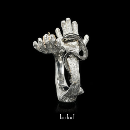 Verbotene Frucht — Ring aus Gelb-, Rotgold und Silber, überzogen mit schwarzem und weißem Rhodium