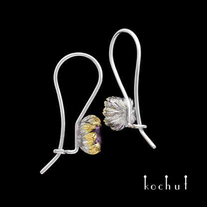 Pfingstrosen — silberne Ohrringe mit Amethysten, überzogen mit weißem Rhodium und Gold.