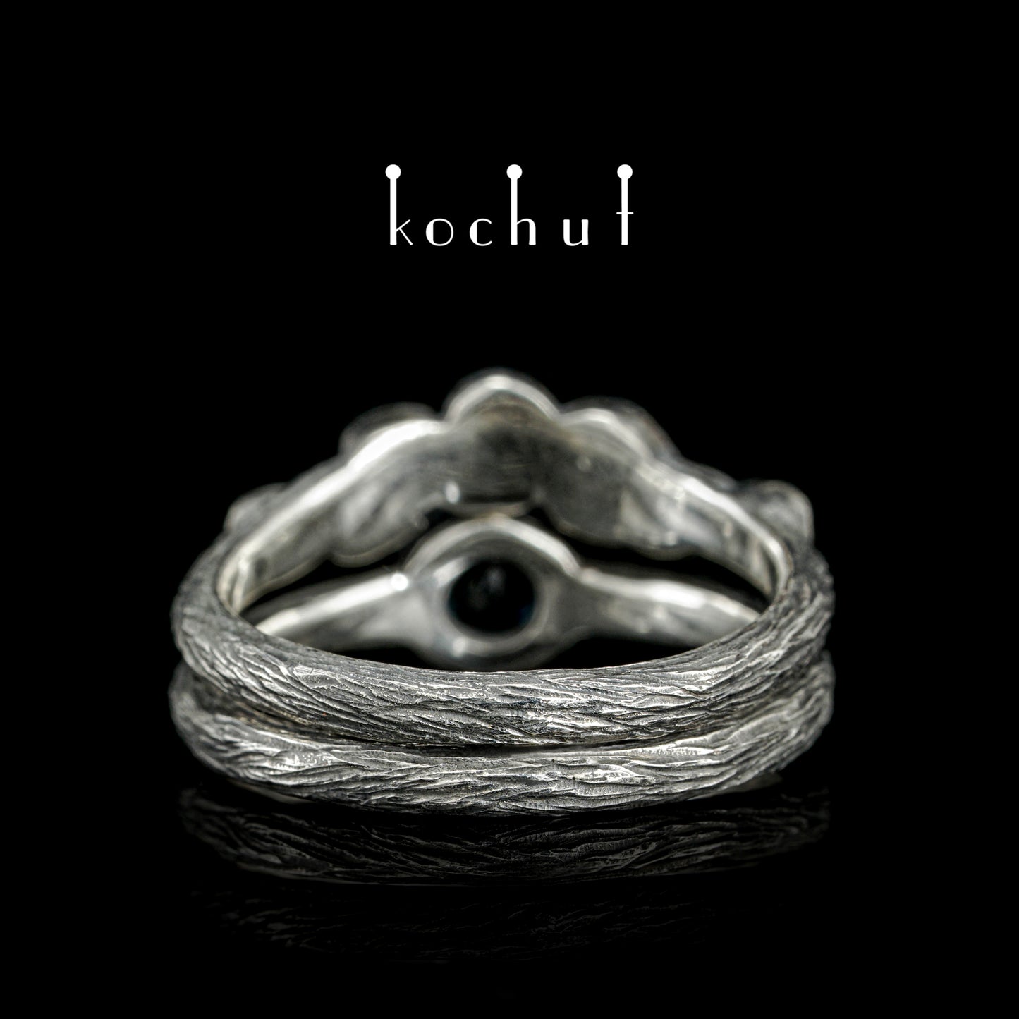 Erstes Treffen — Ring aus oxidiertem Silber mit Saphir