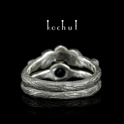 Erstes Treffen — Ring aus oxidiertem Silber mit Saphir