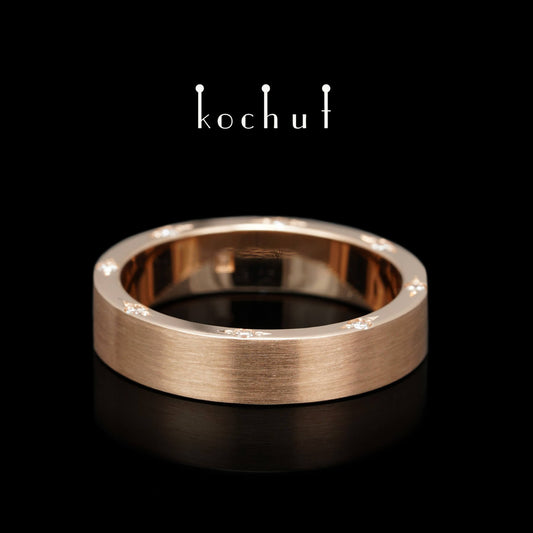 Aristokraten — flach geformter Ehering aus Rotgold und Diamanten