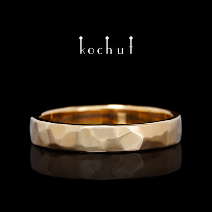 Licht: schmal — flach geformter Ehering aus Rotgold