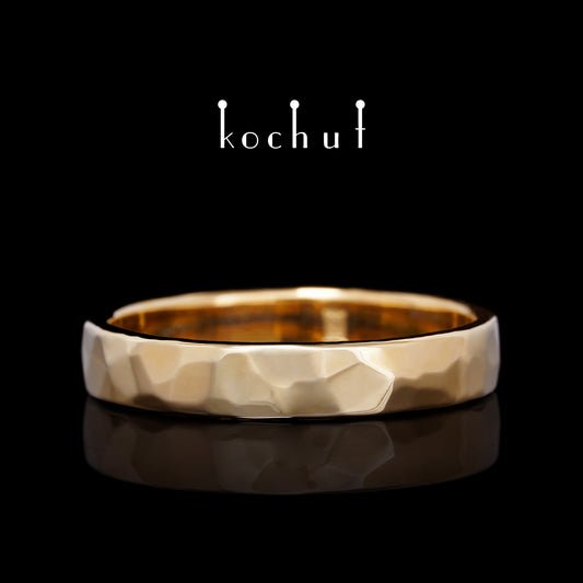 Licht: schmal — flach geformter Ehering aus Rotgold