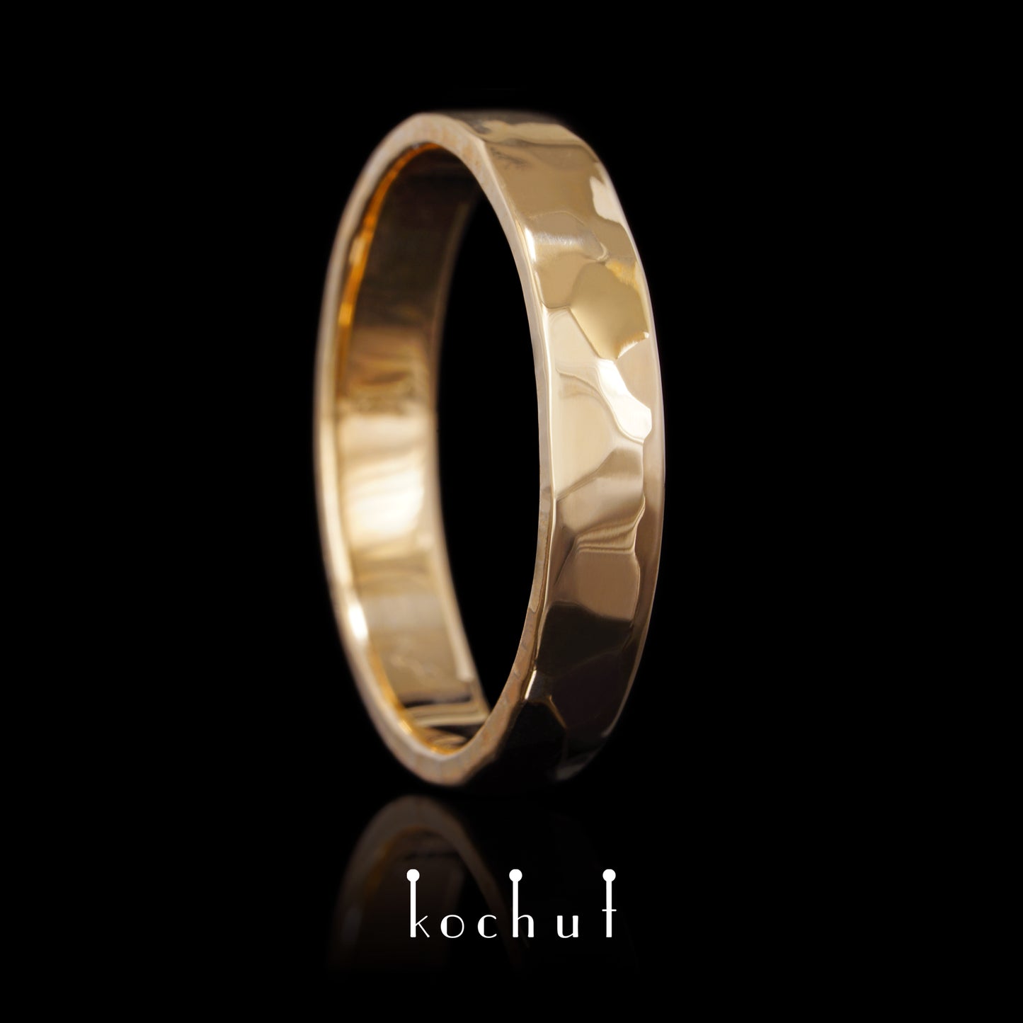 Licht: schmal — flach geformter Ehering aus Rotgold