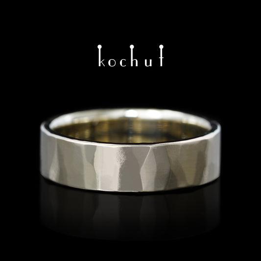 Licht: breit — flach geformter Ehering aus Weißgold