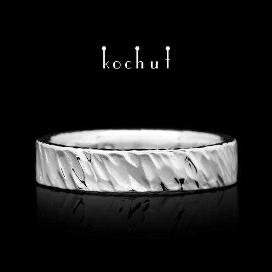 Brutal Left — geschmiedeter Silbersring, beschichtet mit weißem Rhodium
