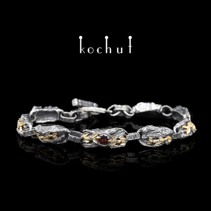 Kraft des Lebens — Armband aus oxidiertem Silber und Gelbgold mit Granat