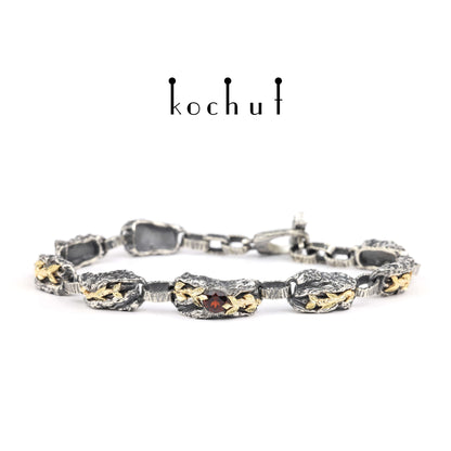 Kraft des Lebens — Armband aus oxidiertem Silber und Gelbgold mit Granat