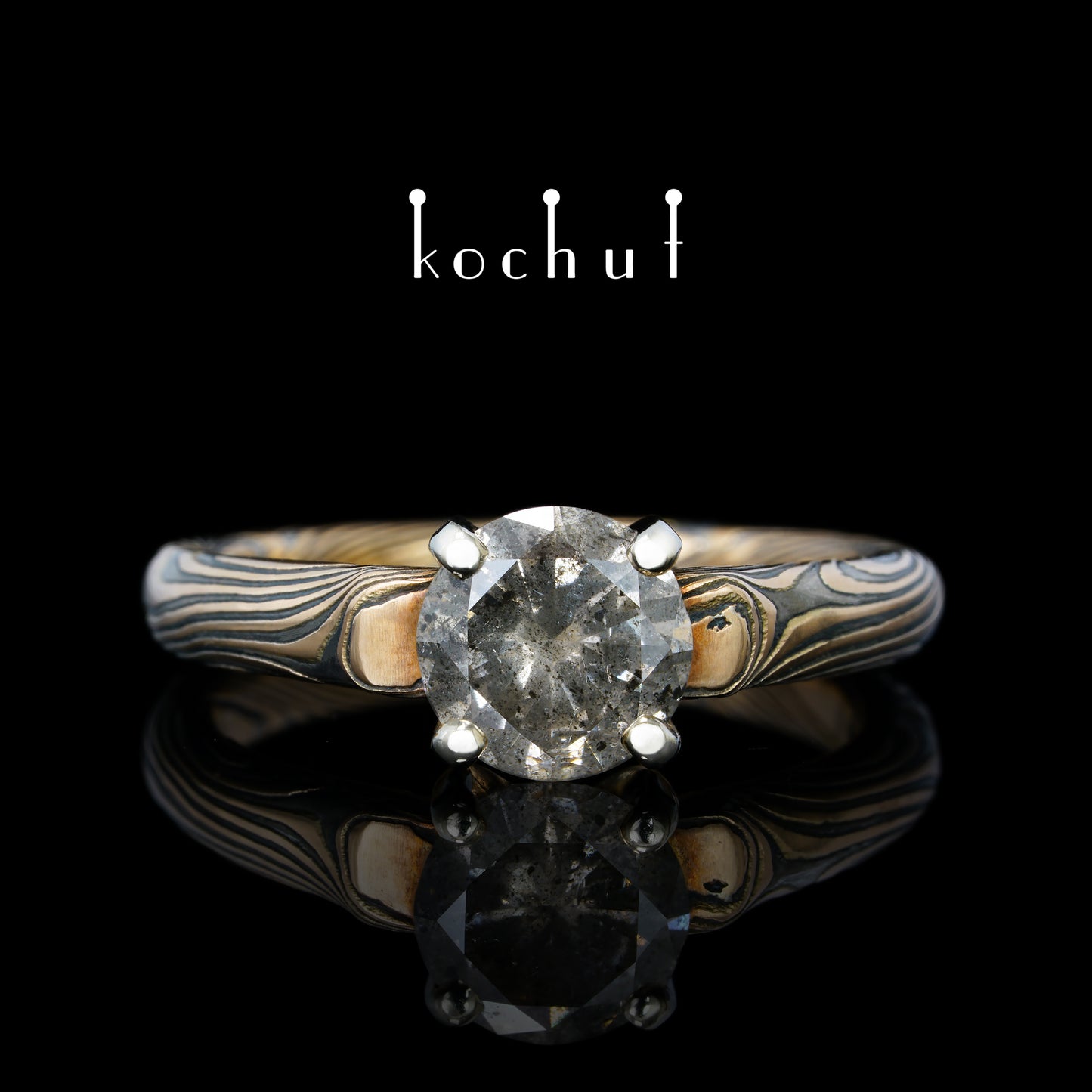 Kaiserin Kojun — Mokume-Ring aus Weiß- und Rotgold sowie graviertem und oxidiertem Silber mit Diamant