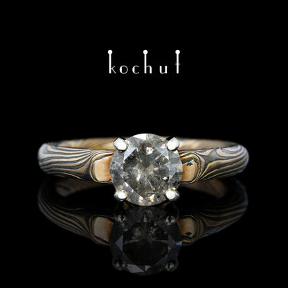 Kaiserin Kojun — Mokume-Ring aus Weiß- und Rotgold sowie graviertem und oxidiertem Silber mit Diamant