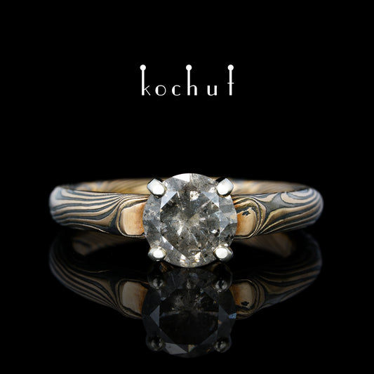 Kaiserin Kojun — Mokume-Ring aus Weiß- und Rotgold sowie graviertem und oxidiertem Silber mit Diamant